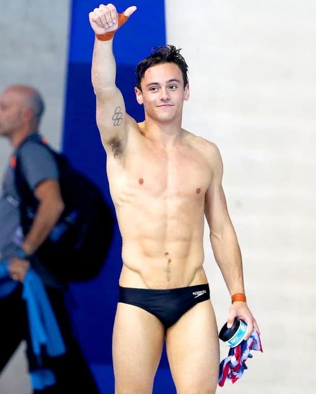 Tom Daley thumbs up speedo