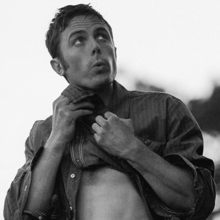 hot pic of actor casey affleck lifting up his shirt