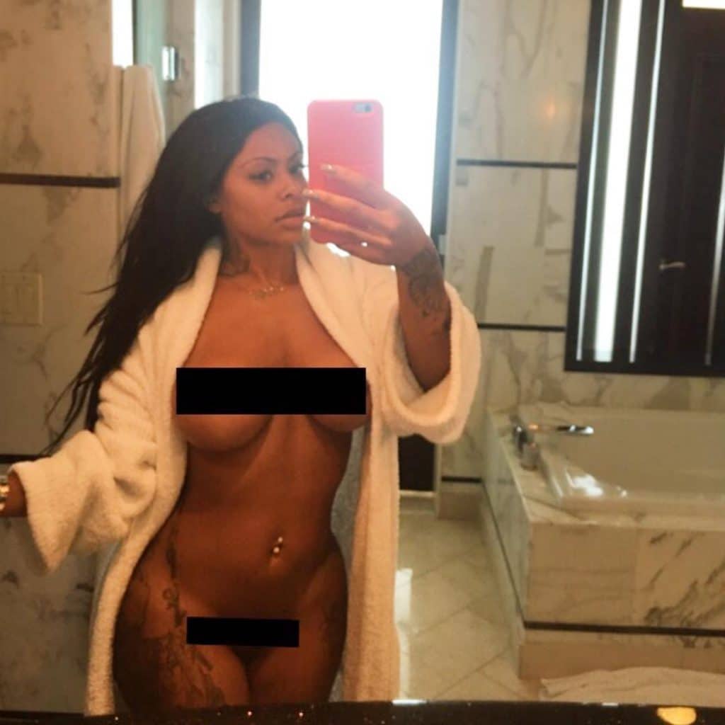 Aleix Skyy nude mirror selfie censored