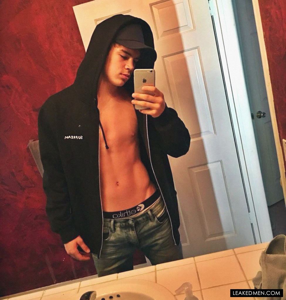 Hayes Grier sexy selfie