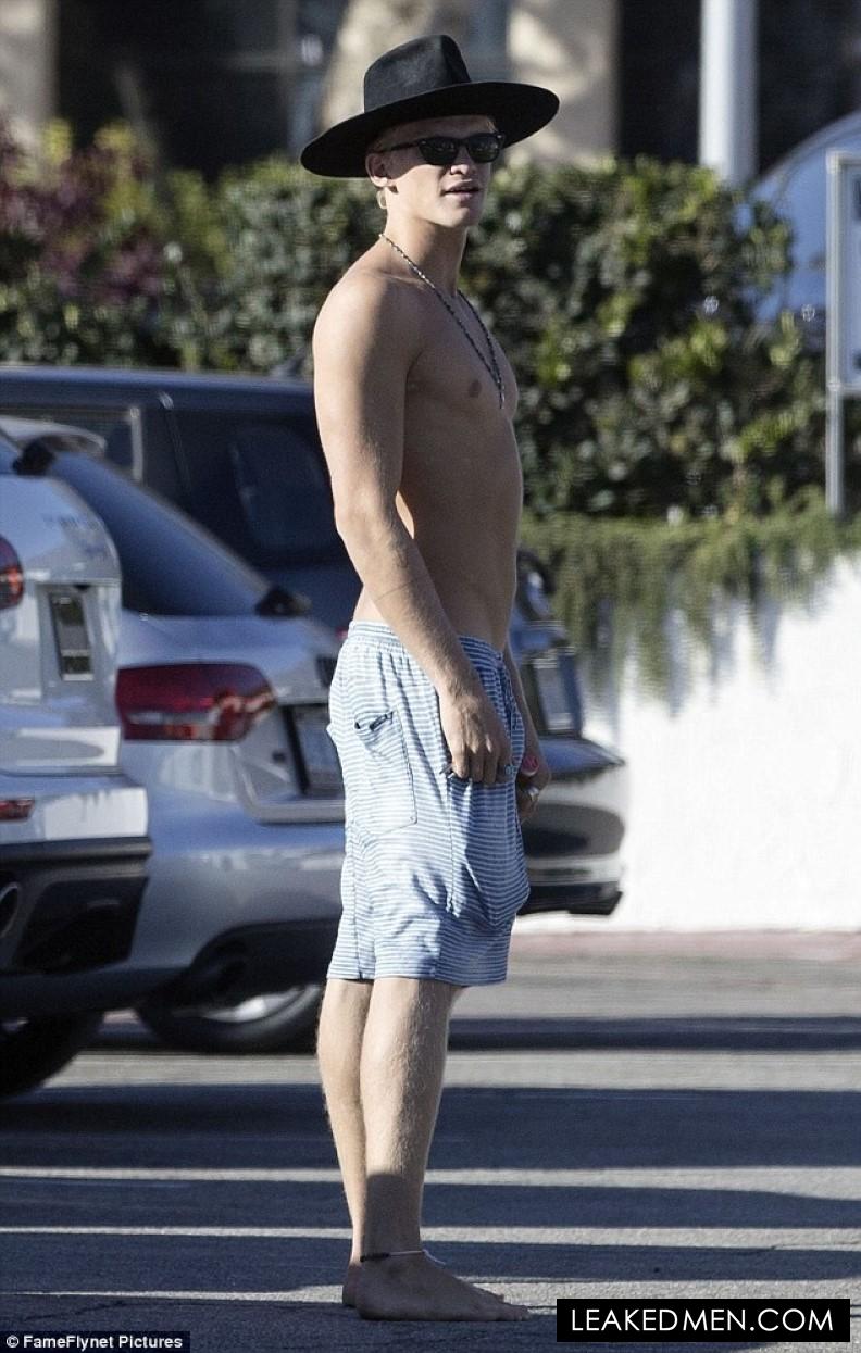 Cody Simpson Bare Butt & Bulge Pics.